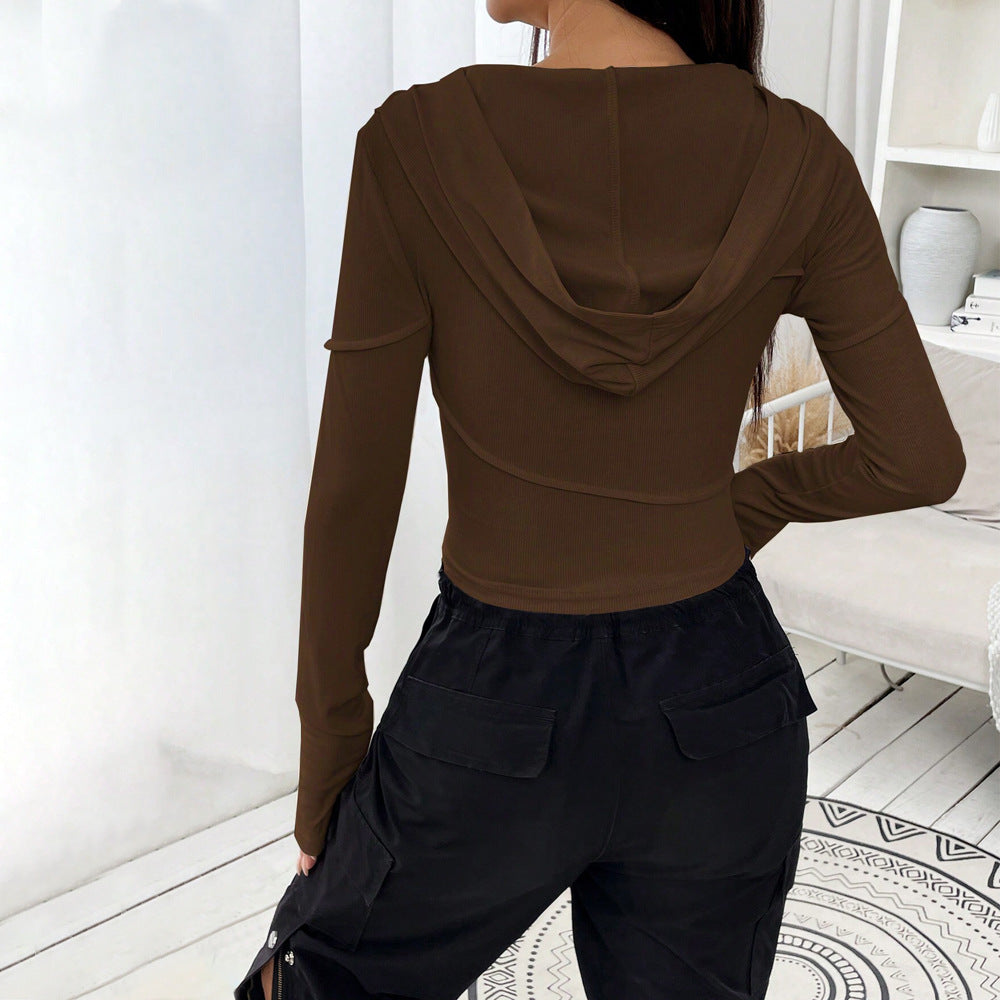 Top court pour femmes avec un design élégant de hoodie et manches longues Levoire