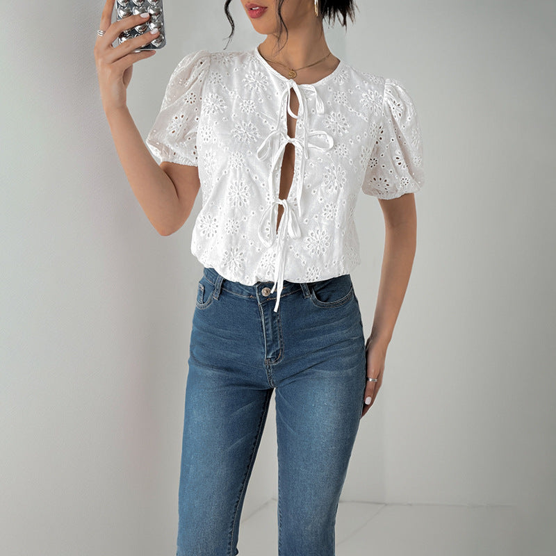 Blouse à manches bouffantes pour femmes avec des motifs floraux décoratifs et cordon de serrage Levoire