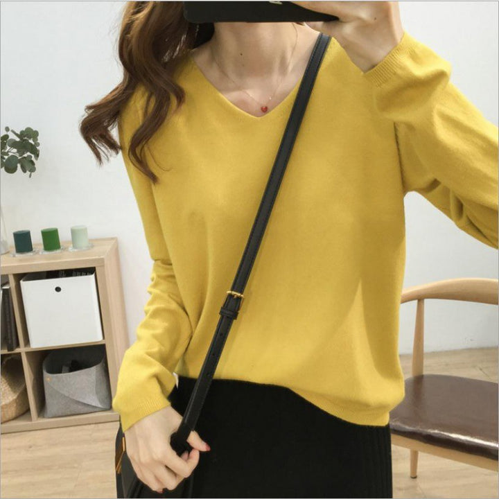 Pull féminin à col en V avec une coupe décontractée et des matériaux doux Levoire