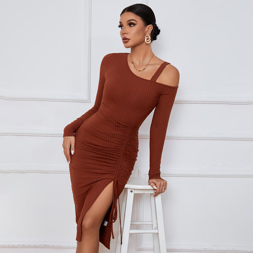 Robe côtelée ajustée pour femme avec décolleté asymétrique et fronces sophistiquées Levoire