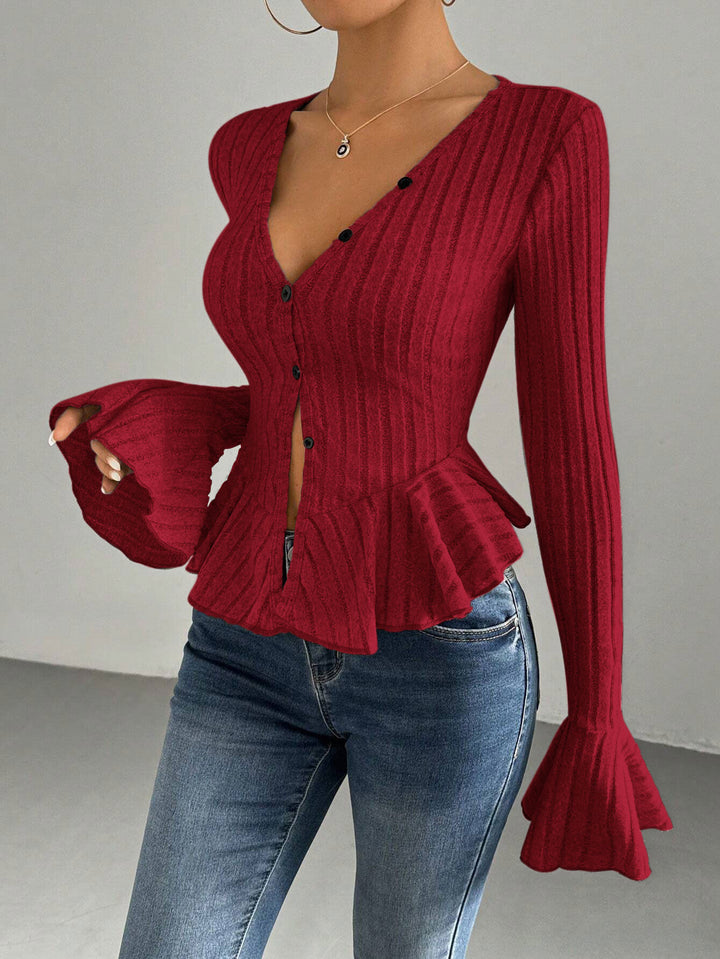 Cardigan féminin à la mode avec silhouette cintrée et détails de volants décoratifs Levoire
