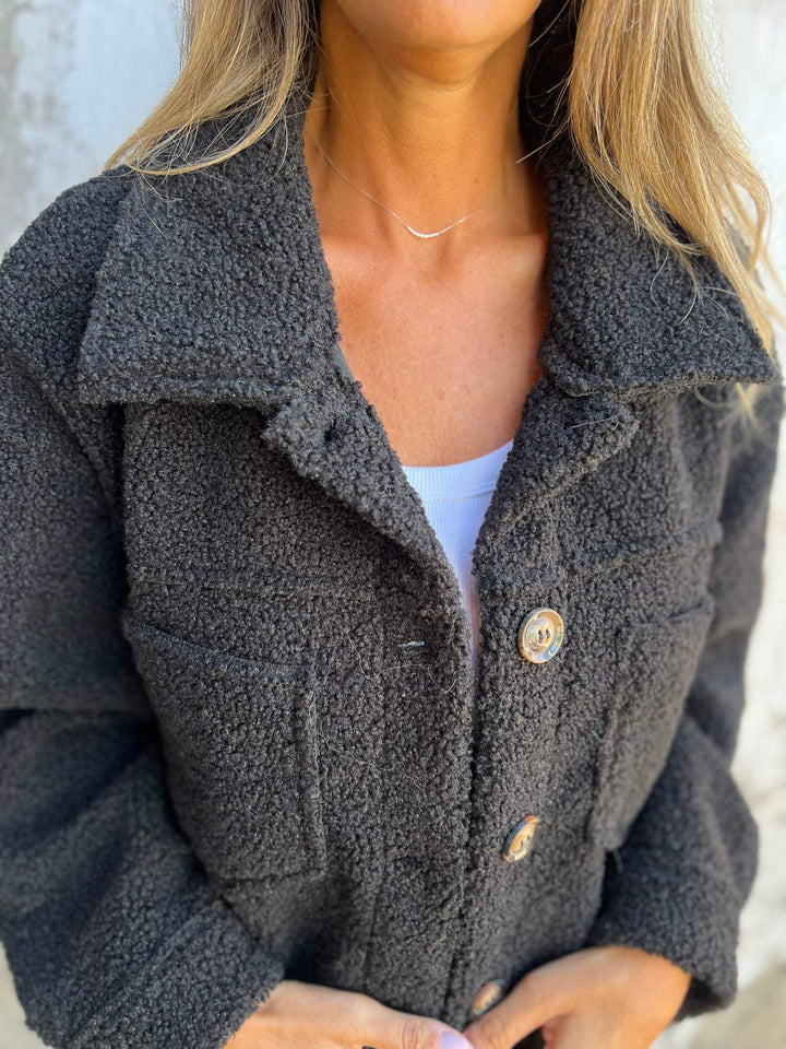 Veste oversized en peluche pour femmes avec poches pratiques et patte de boutonnage Levoire