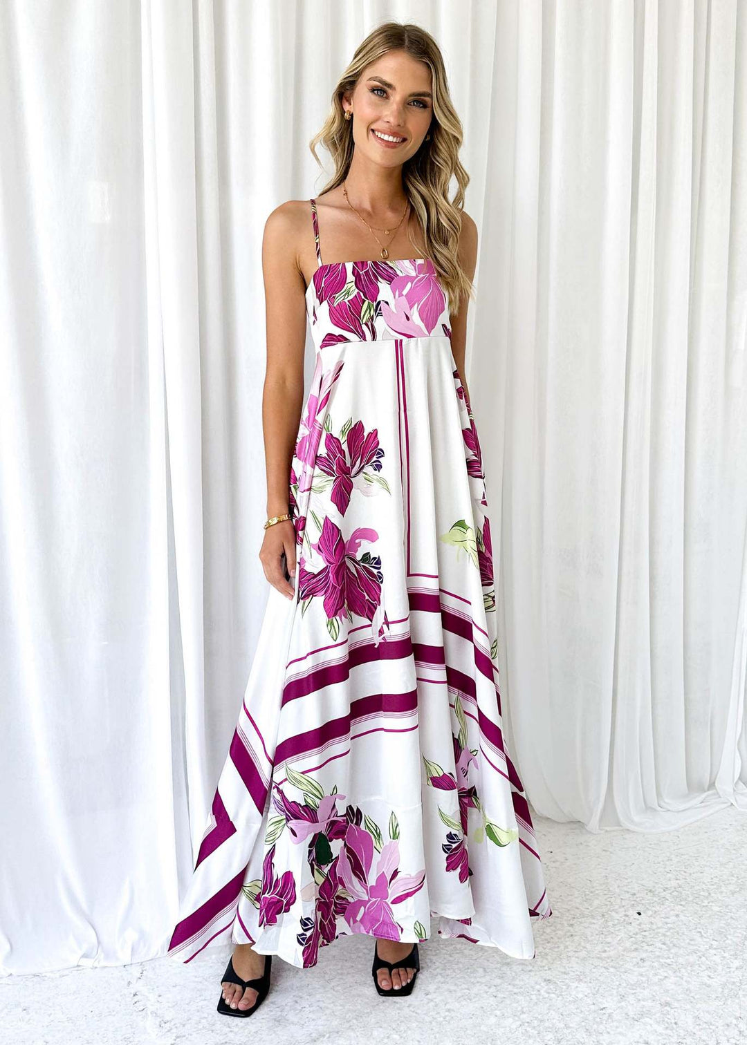 Robe maxi femme avec une coupe aérienne et des accents graphiques modernes Levoire
