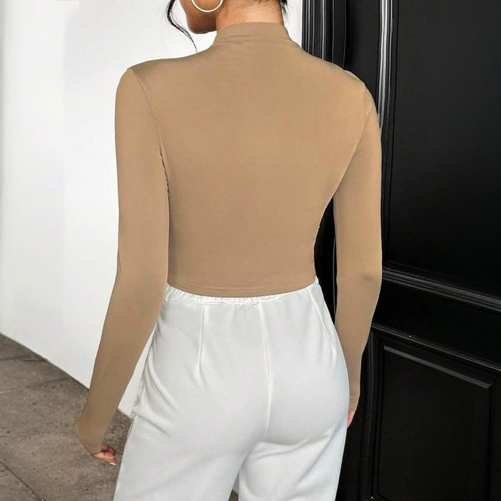 Femme haut court à manches longues avec drapé asymétrique et col montant élégant Levoire