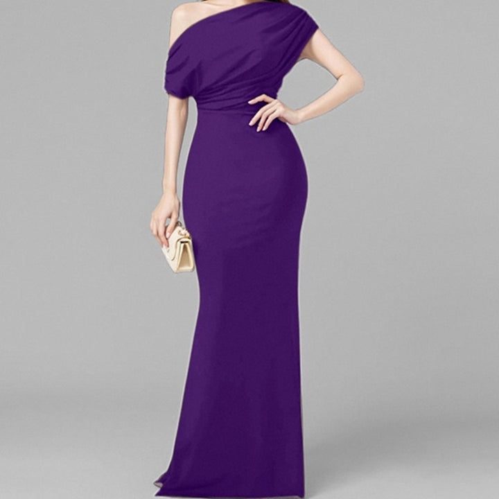 Robe maxi élégante pour femme avec décolleté asymétrique et coupe ajustée Levoire
