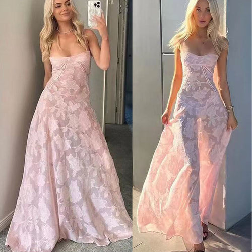 Robe longue en dentelle pour femmes avec un haut en matériau transparent et une coupe élégante Levoire