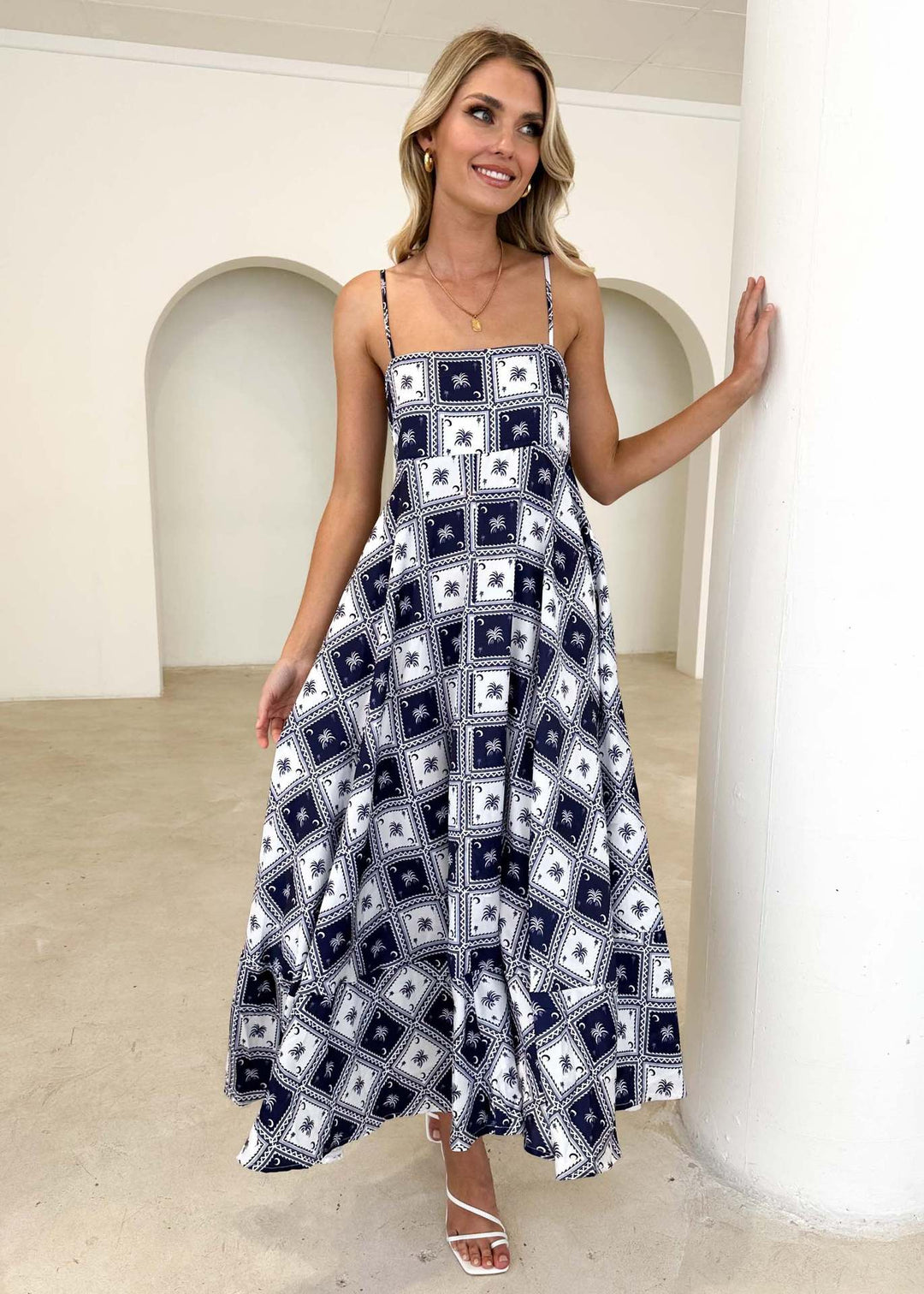 Robe maxi femme avec une coupe aérienne et des accents graphiques modernes Levoire