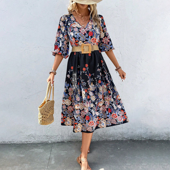 Levoire | Robe à manches courtes imprimée avec ceinture et décolleté en V noir