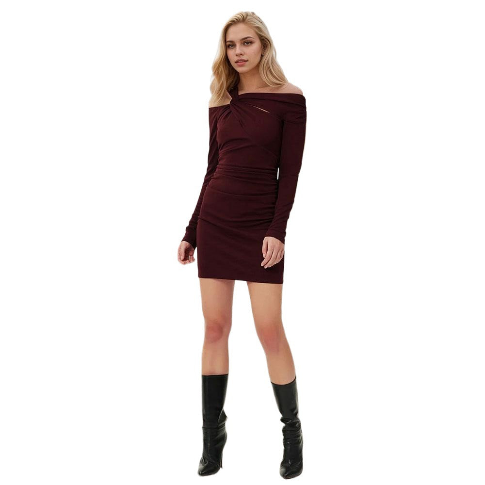 Robe mini ajustée pour femmes avec décolleté asymétrique et manches longues Levoire