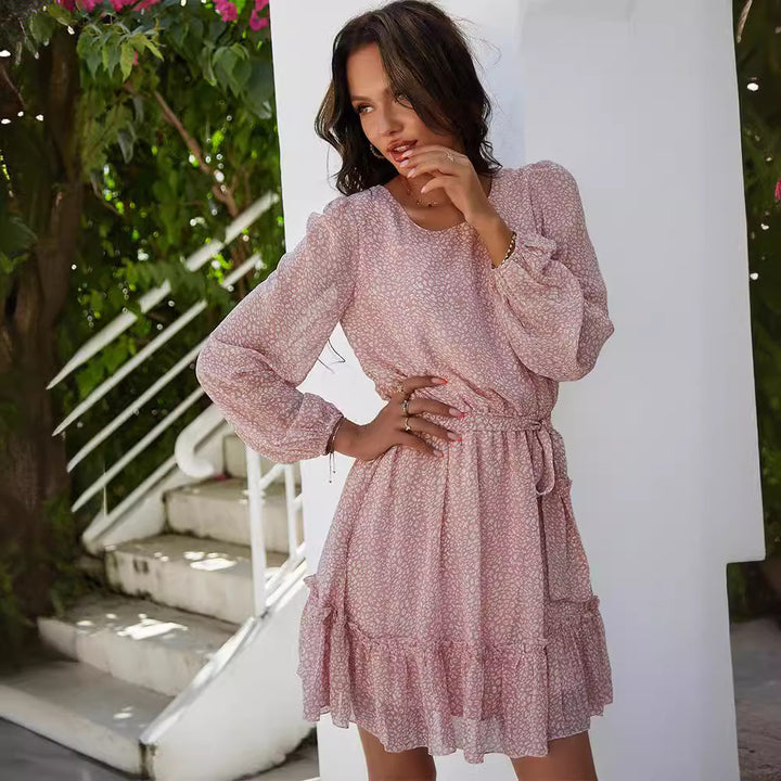 Robe mini aérienne pour femmes avec des détails volantés et une ceinture à nouer Levoire