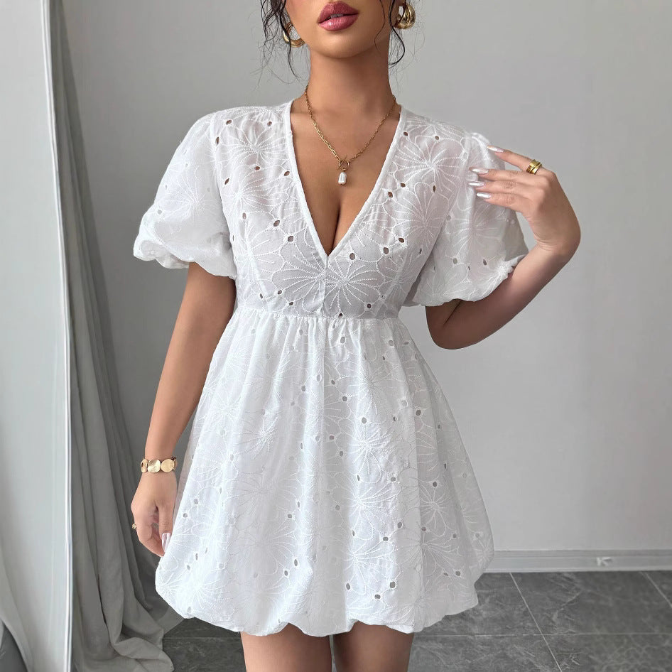 Robe mini pour femmes avec un design en dentelle florale et un décolleté en V flatteur Levoire