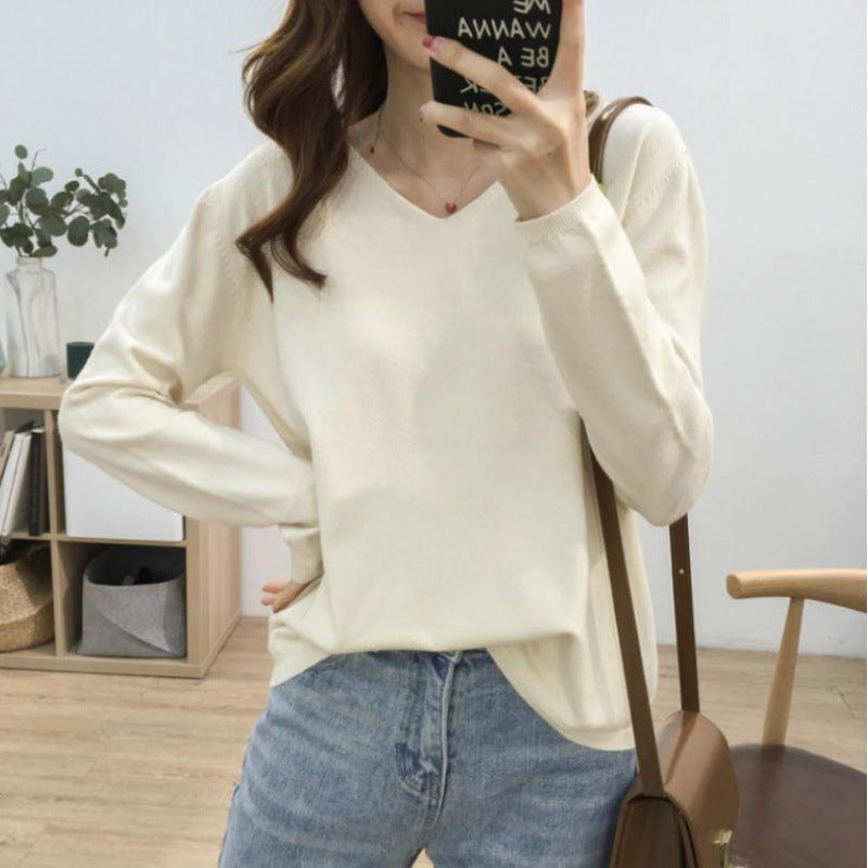 Pull féminin à col en V avec une coupe décontractée et des matériaux doux Levoire