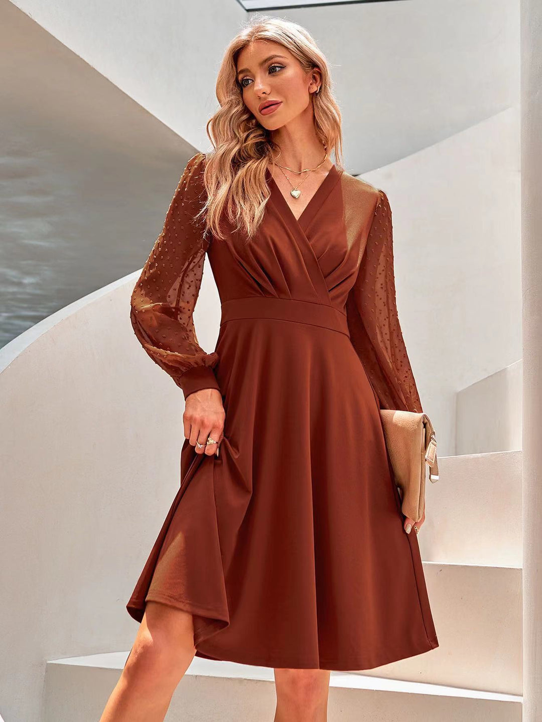 Robe portefeuille femme avec des manches bouffantes transparentes et un ourlet fluide Levoire
