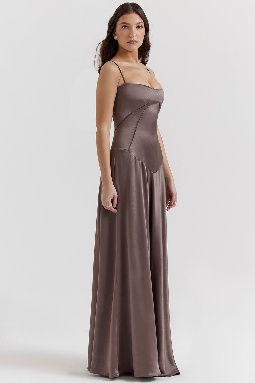 Robe maxi élégante en satin pour femme avec bretelles fines et coupe près du corps Levoire