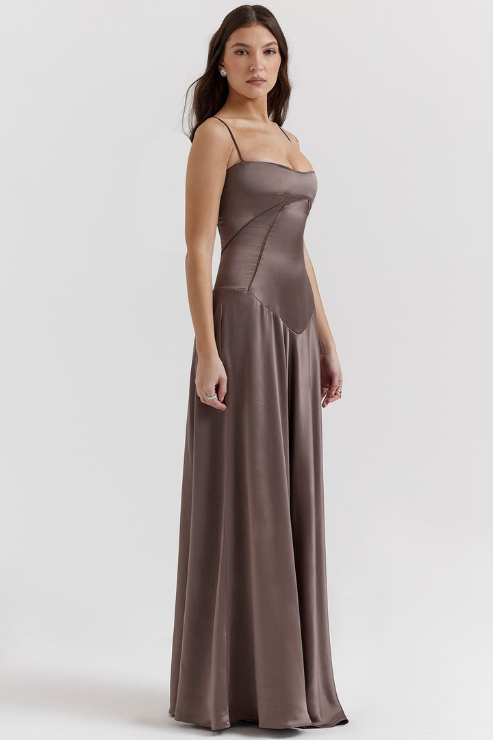 Robe maxi élégante en satin pour femme avec bretelles fines et coupe près du corps Levoire