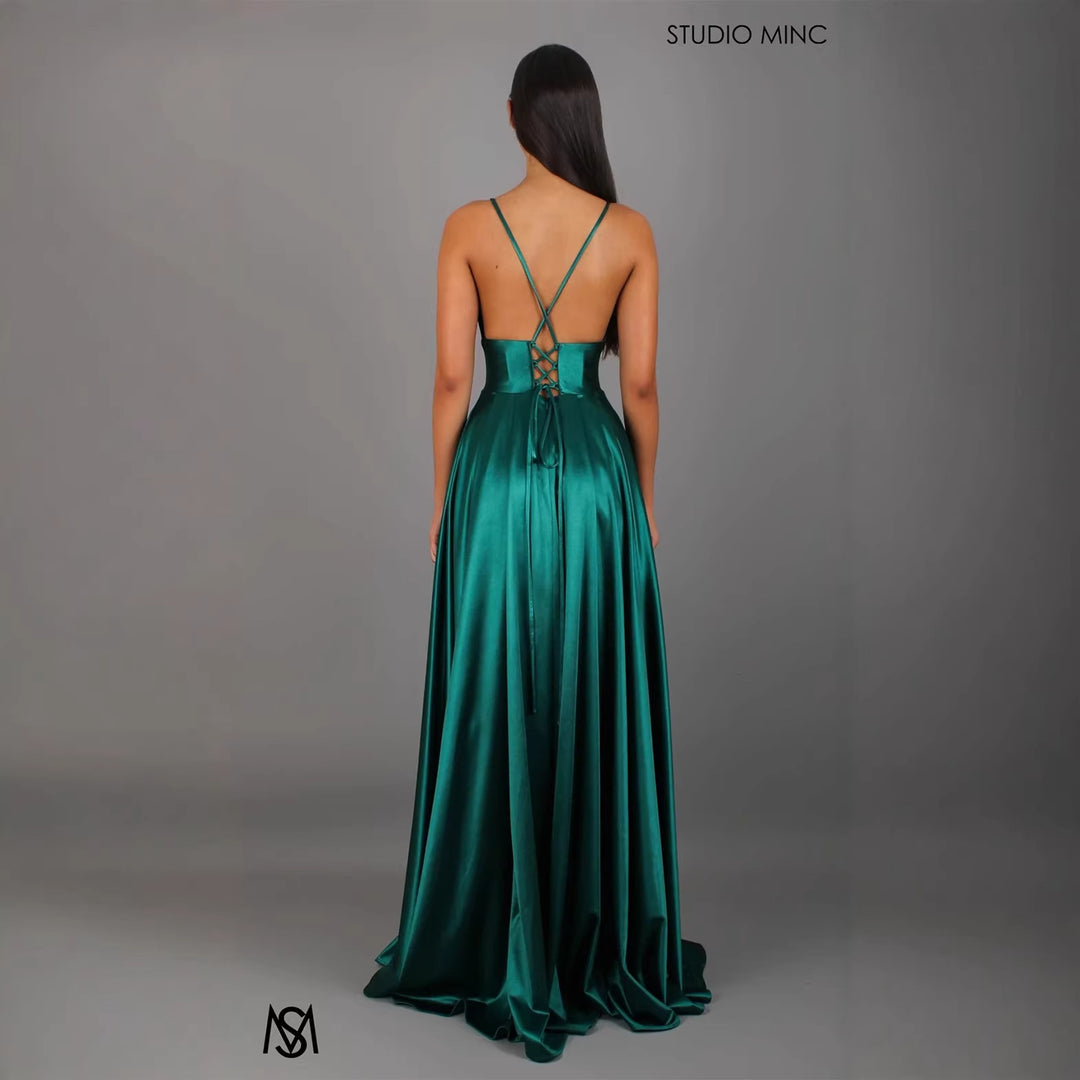 Robe de soirée élégante pour femmes avec décolleté en V profond et jupe fendue haute Levoire