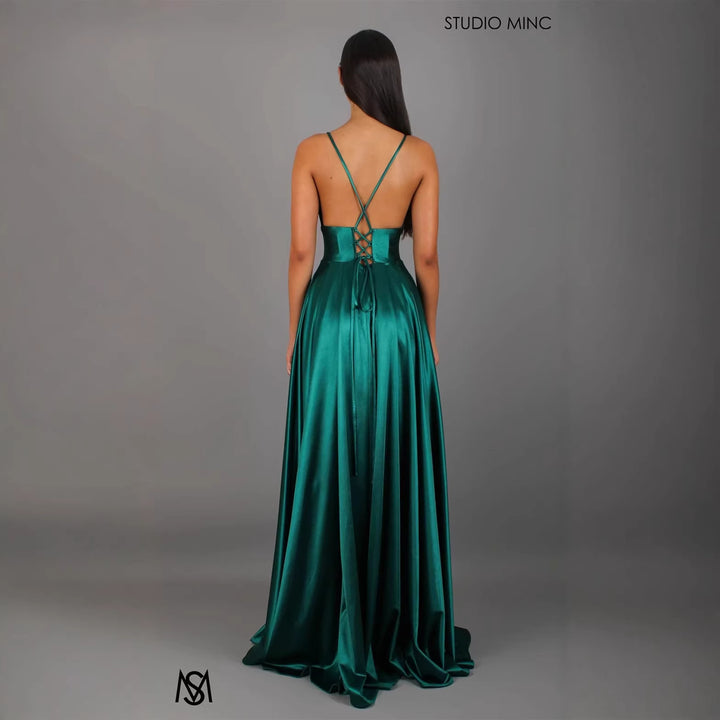 Robe de soirée élégante pour femmes avec décolleté en V profond et jupe fendue haute Levoire