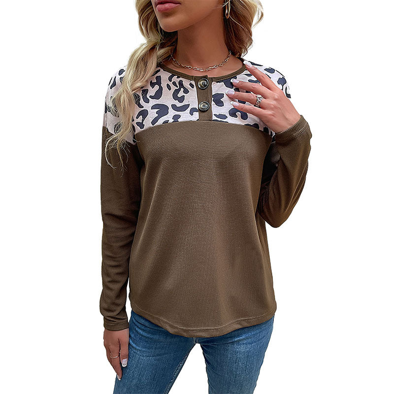 Sweat-shirt féminin à la mode avec des accents imprimés animaux et des détails de boutons Levoire
