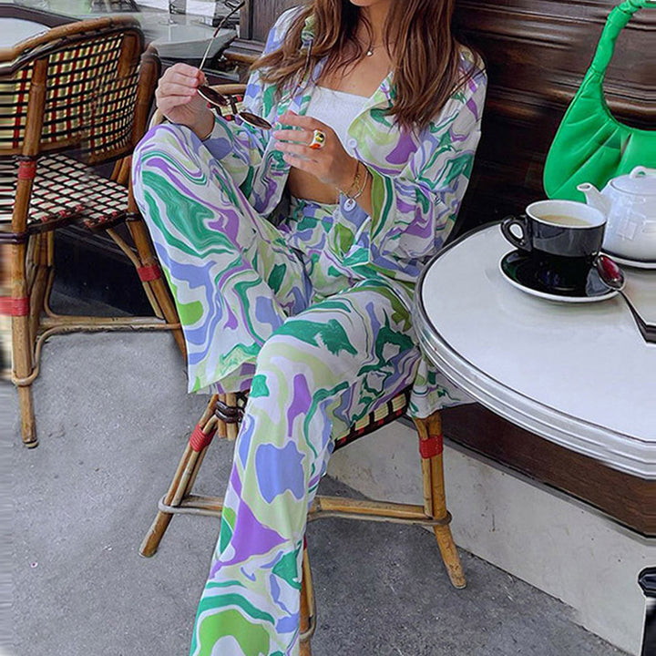 Ensemble femme avec pantalon large et blouse décontractée dans un motif moderne Levoire