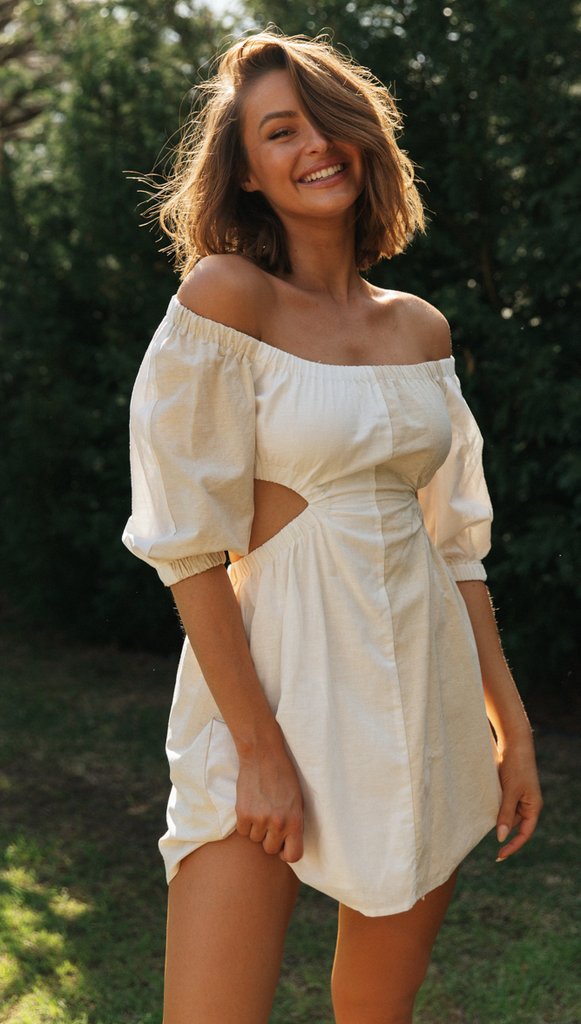 Robe mini à épaules nues pour femmes avec découpes et manches bouffantes Levoire