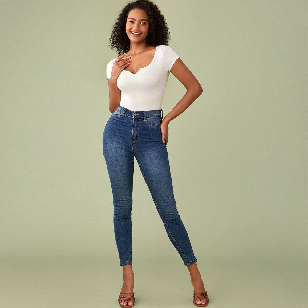 T-shirt ajusté pour femmes avec un décolleté en V profond et des manches courtes Levoire