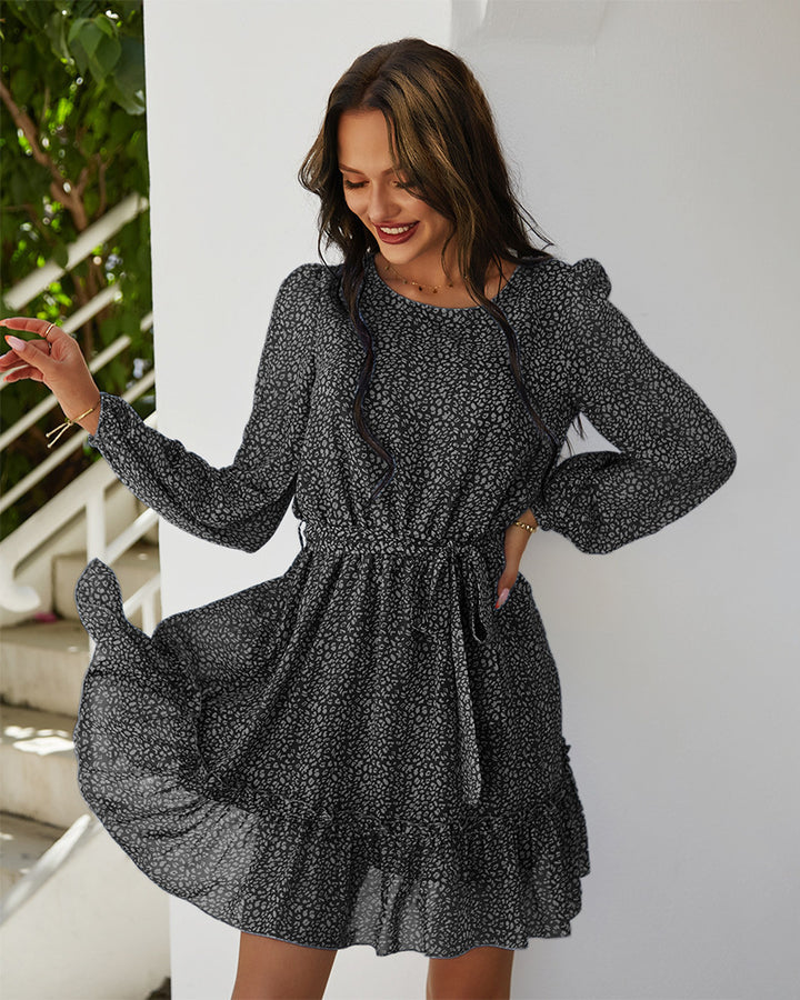 Robe mini aérienne pour femmes avec des détails volantés et une ceinture à nouer Levoire