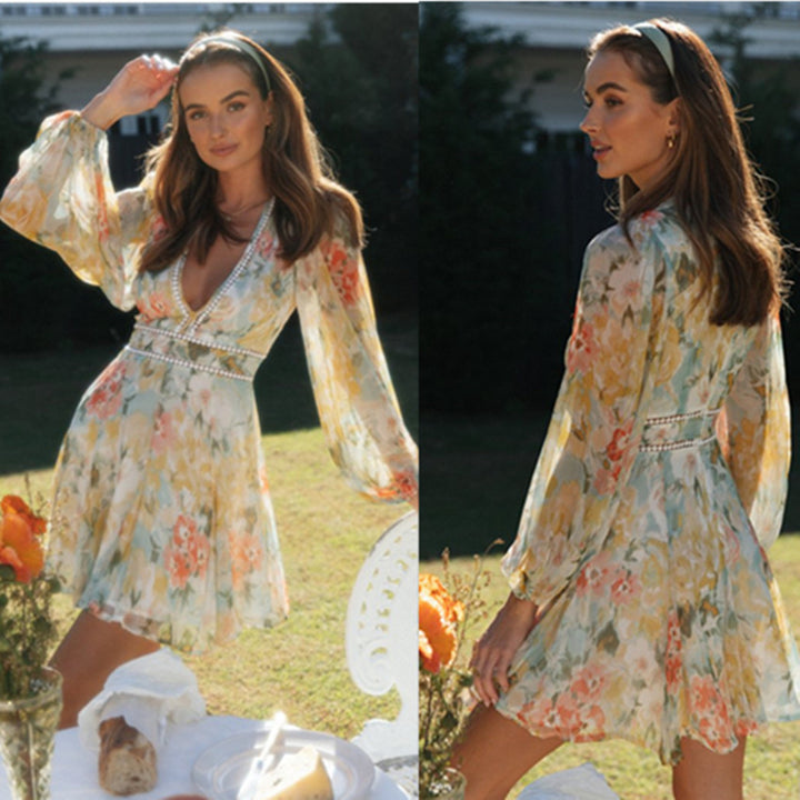 Robe en chiffon romantique pour femmes avec des accents floraux et décolleté en V profond Levoire