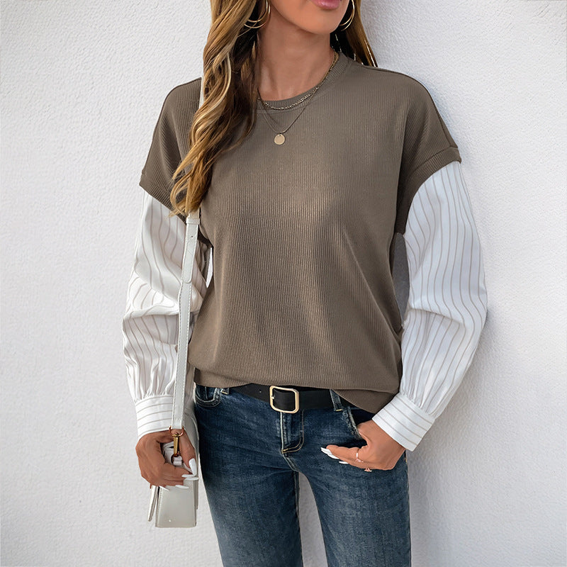 T-shirt féminin à la mode avec un look superposé créatif et des manches roulées élégantes Levoire