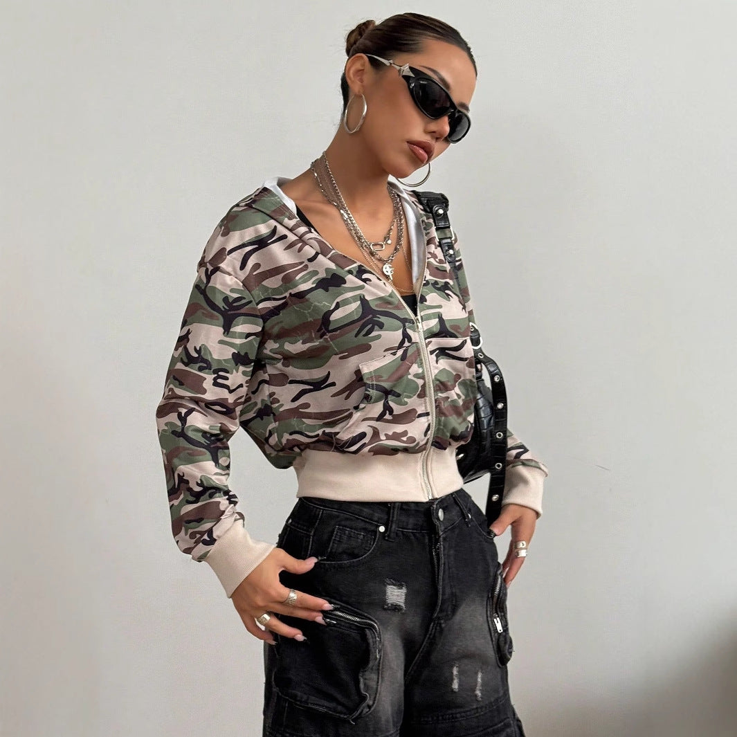 Veste à capuche courte pour femmes en style camouflage moderne Levoire