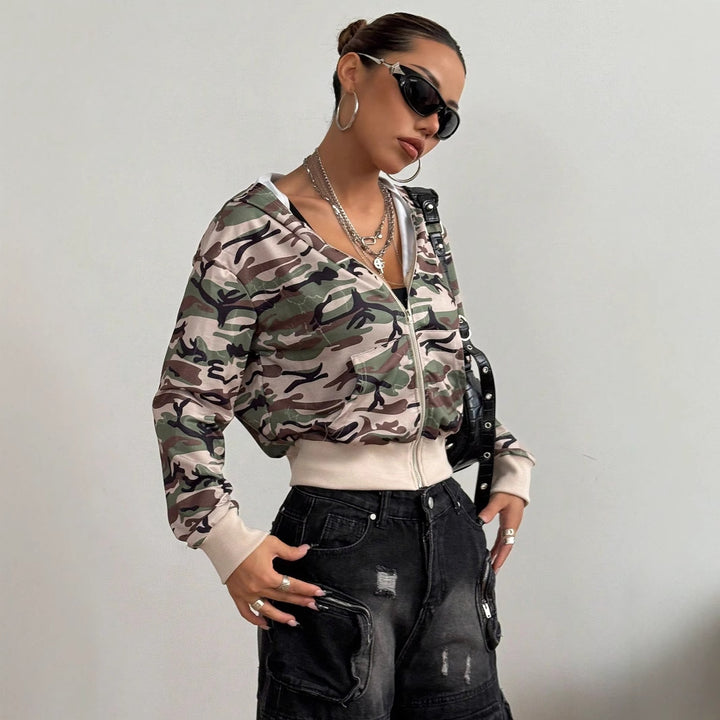 Veste à capuche courte pour femmes en style camouflage moderne Levoire