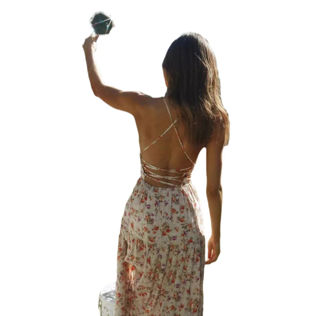 Robe maxi pour femmes avec des imprimés floraux délicats et des bretelles spaghetti sophistiquées Levoire