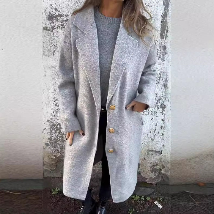 Veste de transition pour femme avec une coupe ample et de élégants détails de boutons Levoire