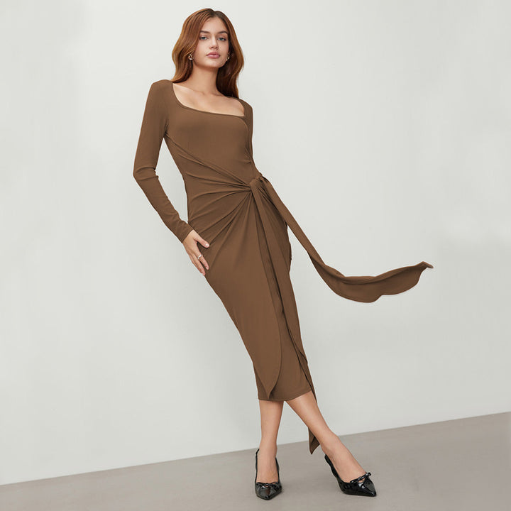 Robe portefeuille pour femmes avec des détails de drapés sophistiqués et des manches longues Levoire