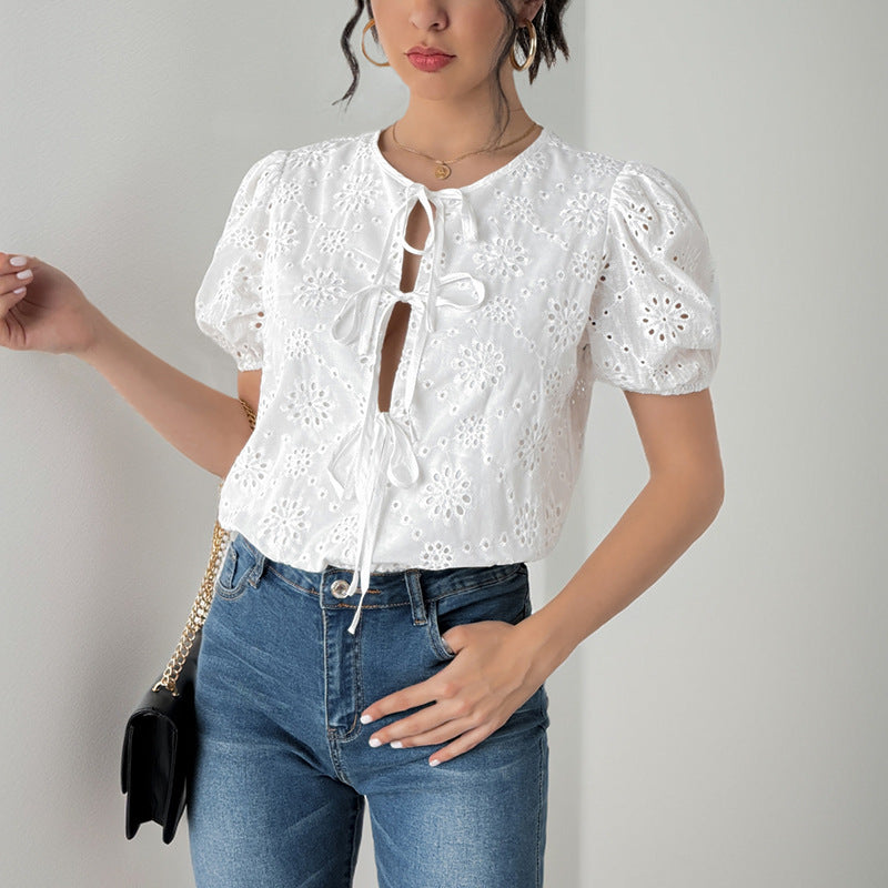 Blouse à manches bouffantes pour femmes avec des motifs floraux décoratifs et cordon de serrage Levoire