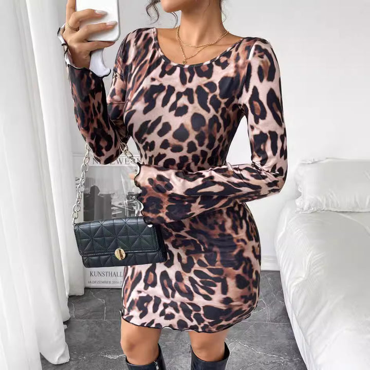Robe mini pour femmes avec de larges manches évasées et imprimé léopard Levoire