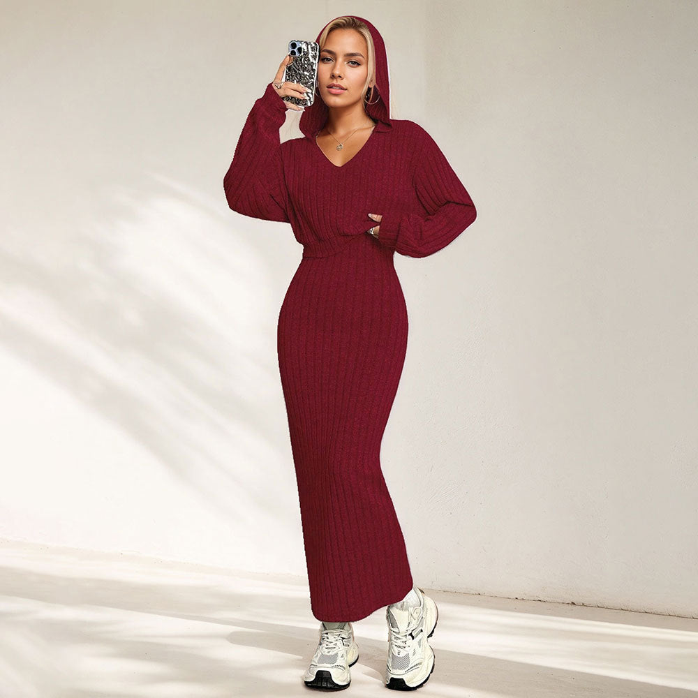 Robe maxi femme en tricot côtelé de haute qualité avec un décolleté en V profond et une coupe sculptante.