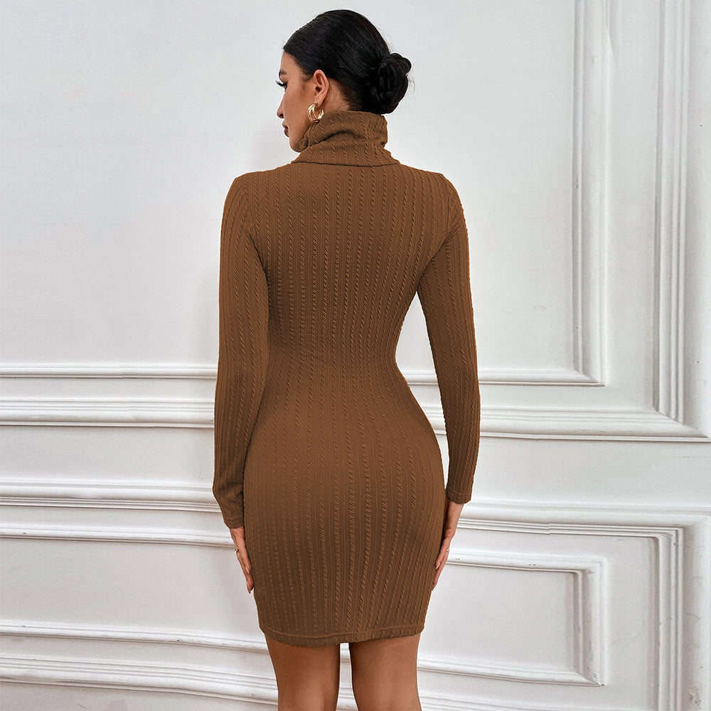 Robe en tricot pour femme avec col roulé élégant et détails décolletés à la mode Levoire