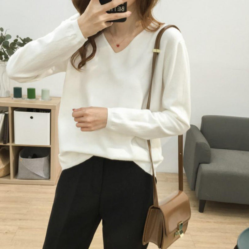 Pull féminin à col en V avec une coupe décontractée et des matériaux doux Levoire