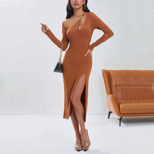 Robe ajustée pour femmes à manches longues avec fente latérale et décolleté asymétrique Levoire
