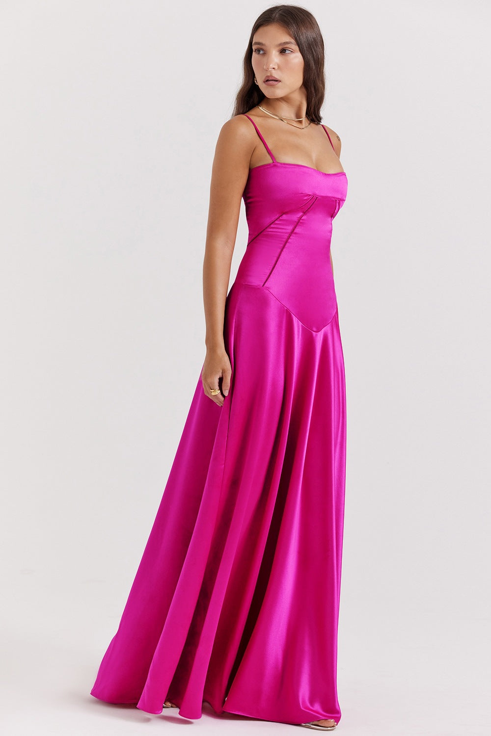 Robe maxi élégante en satin pour femme avec bretelles fines et coupe près du corps Levoire