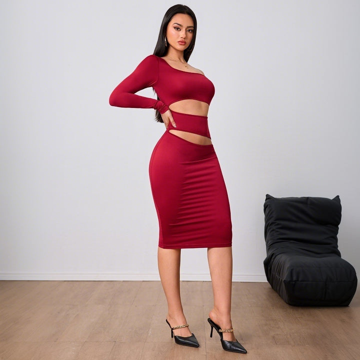 Robe midi ajustée pour femmes avec découpe et design asymétrique, à manches longues Levoire