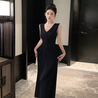 Levoire | Magnifiquement conçu robe à encolure en V plissée irrégulière noir