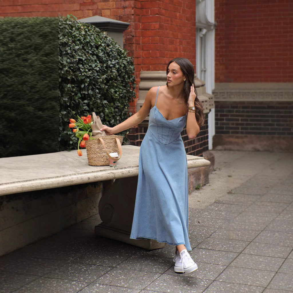 Robe midi pour femmes avec des bretelles étroites et une silhouette ajustée Levoire