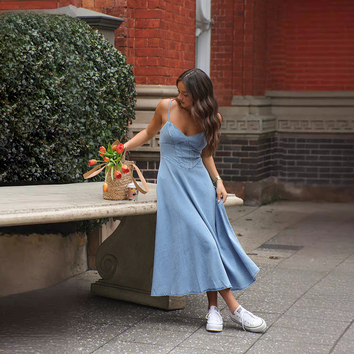 Robe maxi en denim pour femmes avec coupe élégante et bretelles spaghetti Levoire
