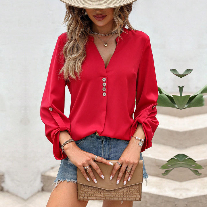 Blouse pour femmes avec des détails de boutons élégants et un chic col en V Levoire
