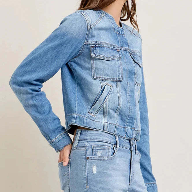 Veste en denim pour femmes avec coupe courte et poches pratiques Levoire