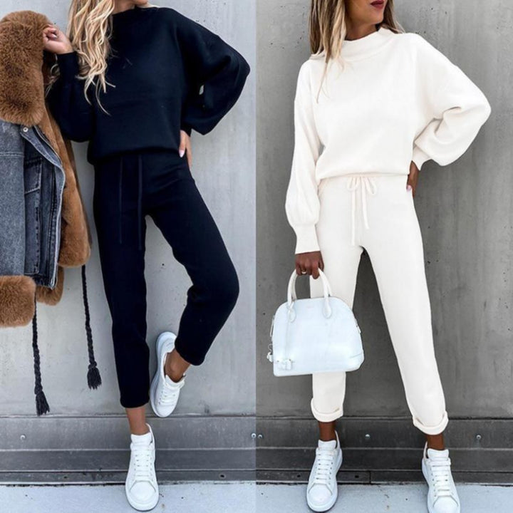 Ensemble de survêtement pour femmes avec une coupe moderne, un haut à col montant et un pantalon élastique Levoire