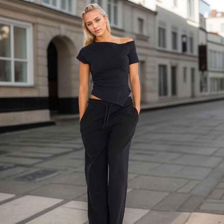 Haut asymétrique pour femme avec design halter à la mode et découpe décorative Levoire