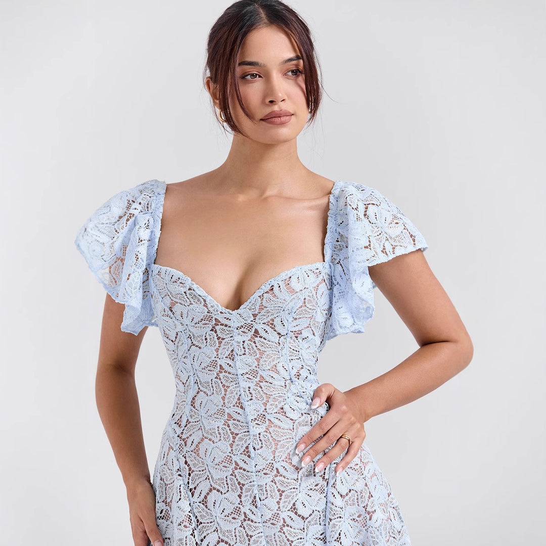 Robe maxi en dentelle pour femmes avec des volants volumineux et un décolleté subtil en forme de cœur Levoire