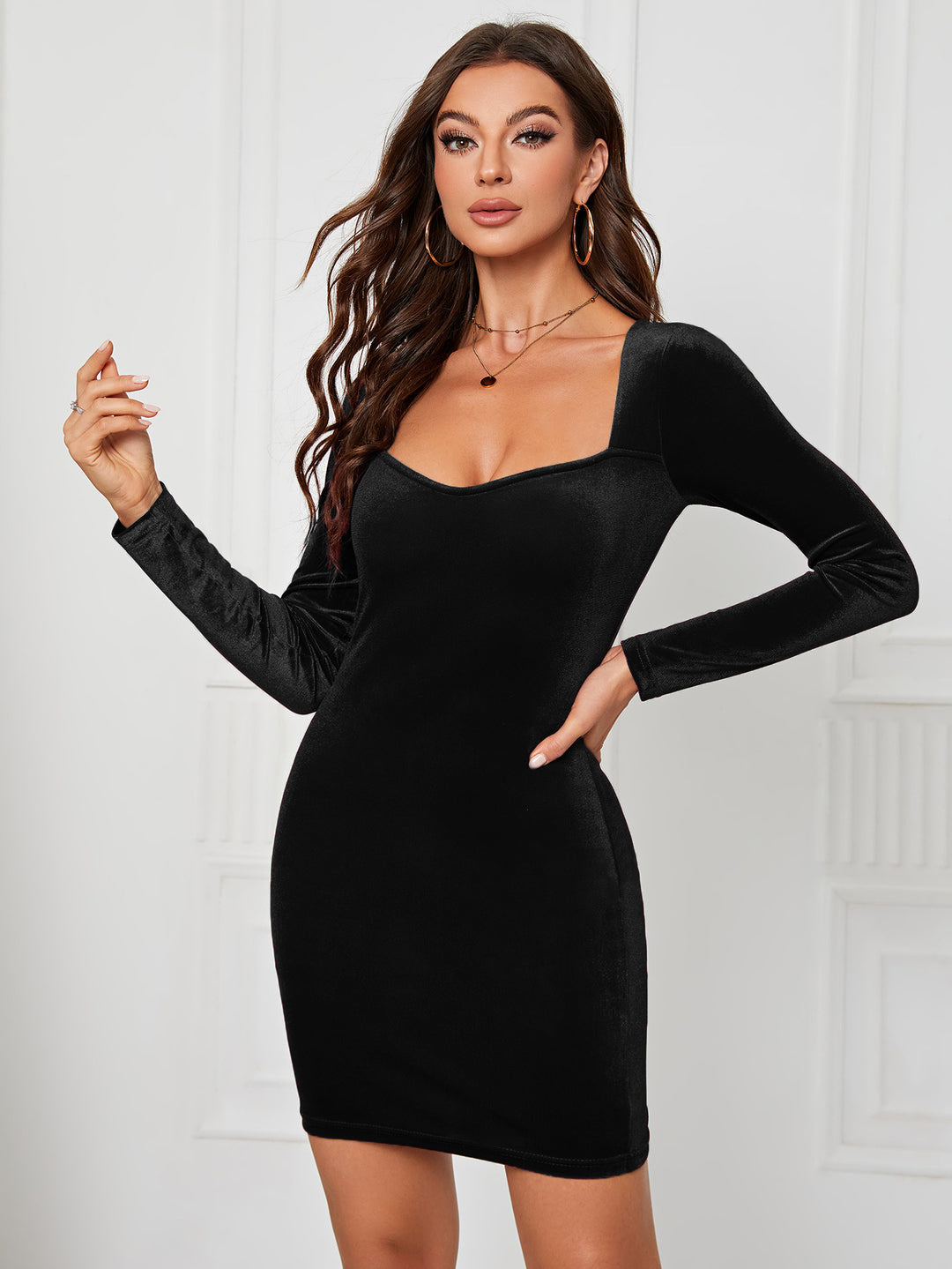 Robe Minijupe en Velours pour Femmes avec Décolleté Carré Élégant et Manches Longues Levoire